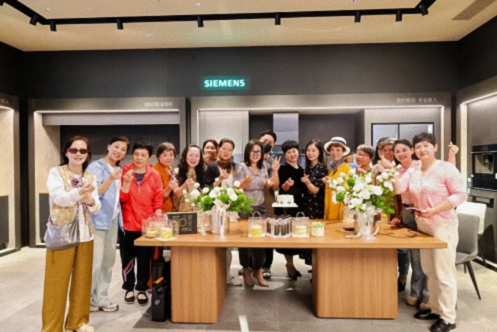 【中心动态】江财新商界举行“致敬母亲节”专场沙龙588.jpg