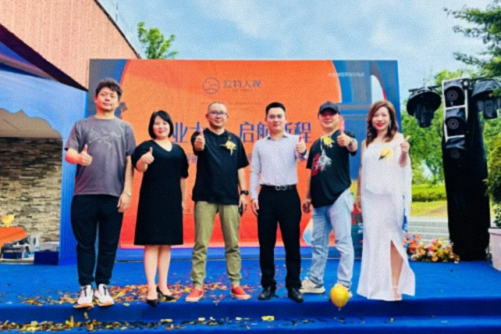 【班级活动】江财新商界师生祝贺爱特大观·赣州融合艺术馆盛大开业0.jpg