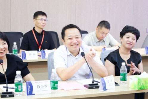 【中心动态】江西财大新商界师生走进江西兆驰半导体参访座谈965.jpg